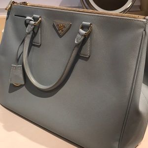 Additional photos of the Prada bag